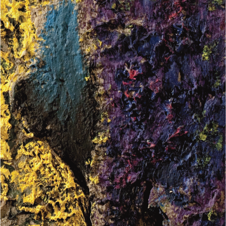Dettaglio di pittura materica dove pennellate sbalzate di giallo ocra, azzurro e viola creano un intenso gioco di ombre e luci.